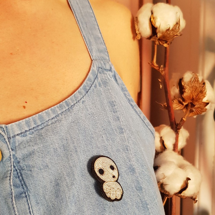 Broche cannetille Kodama assis - Princesse Mononoké