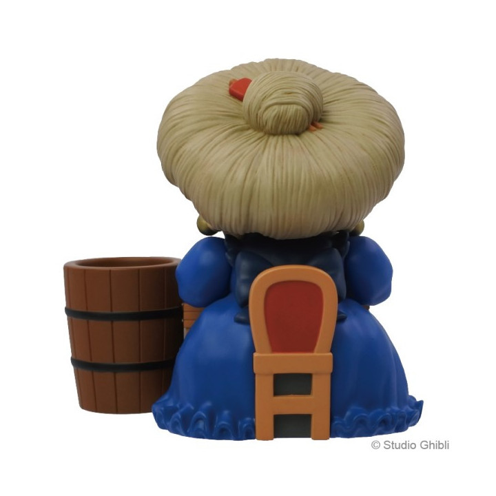 Figurine pot à crayon Yubaba tricote - Le Voyage de Chihiro