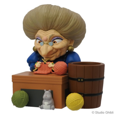 Figurine pot à crayon Yubaba tricote - Le Voyage de Chihiro