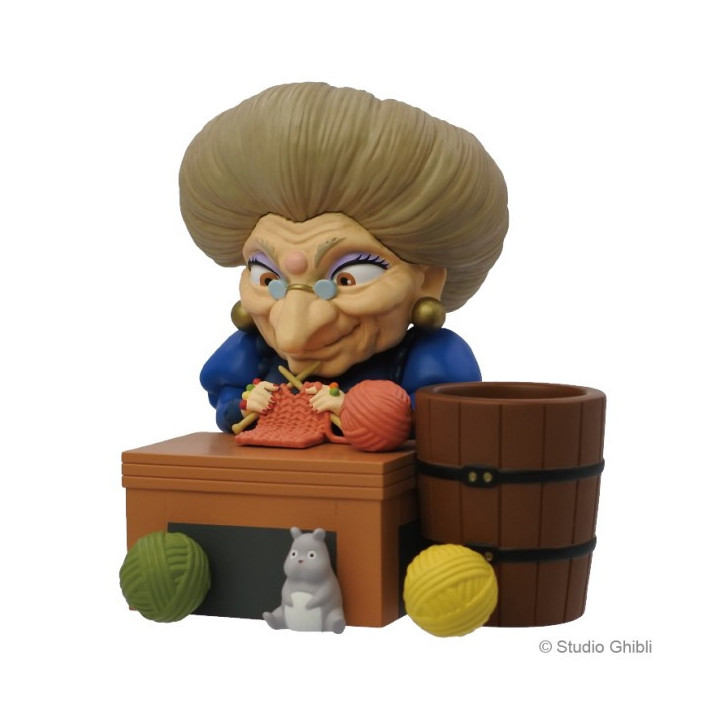 Figurine pot à crayon Yubaba tricote - Le Voyage de Chihiro