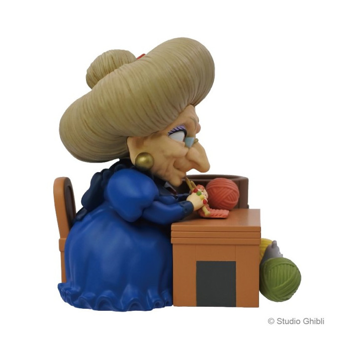 Figurine pot à crayon Yubaba tricote - Le Voyage de Chihiro