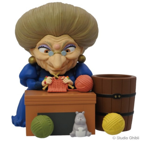 Figurine pot à crayon Yubaba tricote - Le Voyage de Chihiro
