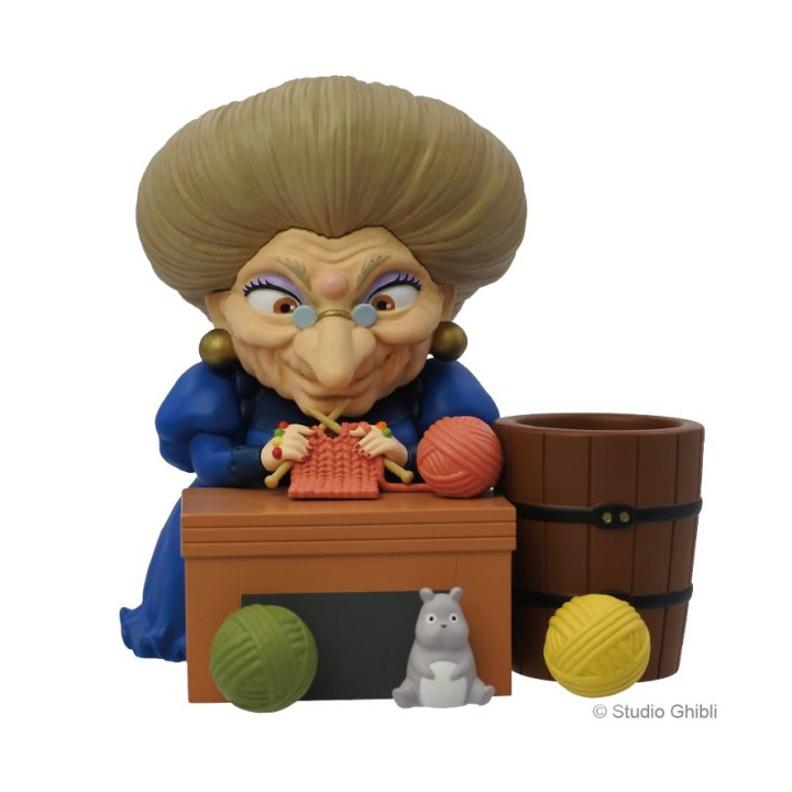 Figurine pot à crayon Yubaba tricote - Le Voyage de Chihiro