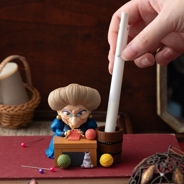 Figurine pot à crayon Yubaba tricote - Le Voyage de Chihiro