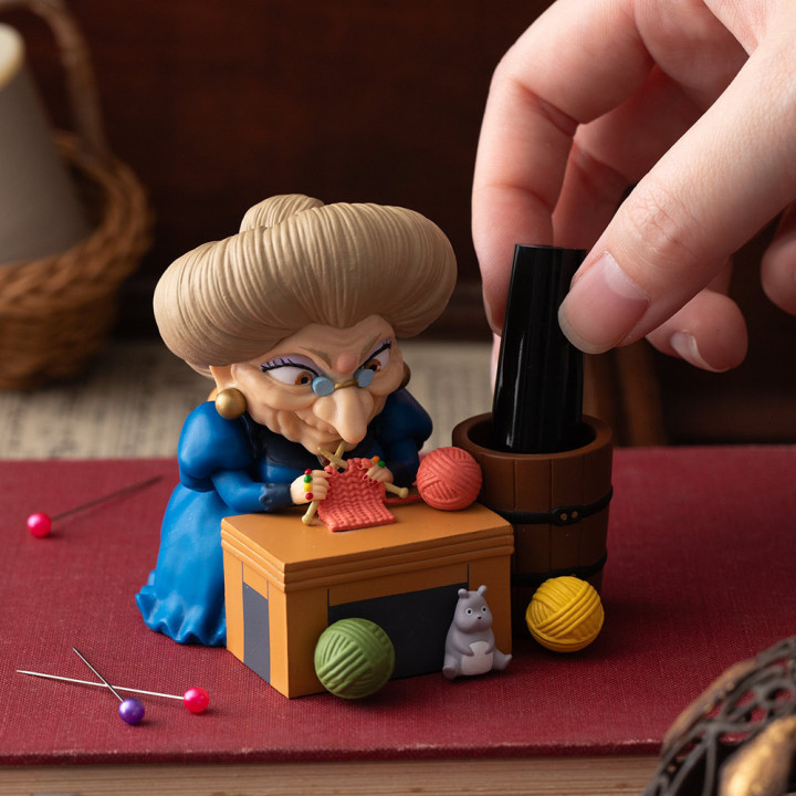Figurine pot à crayon Yubaba tricote - Le Voyage de Chihiro