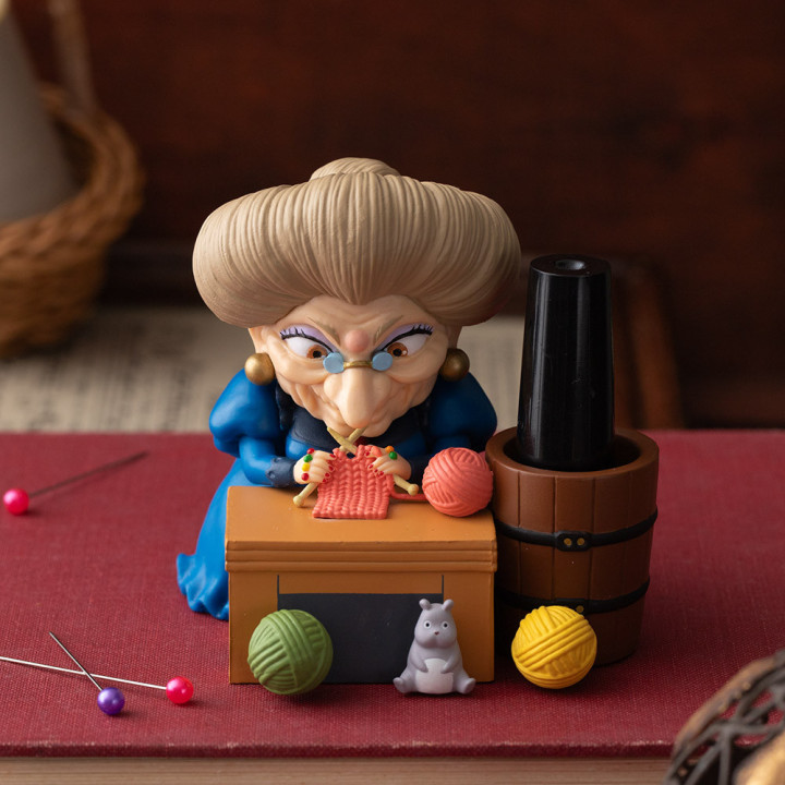 Figurine pot à crayon Yubaba tricote - Le Voyage de Chihiro