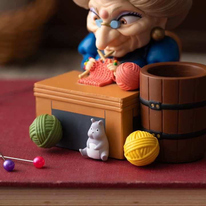 Figurine pot à crayon Yubaba tricote - Le Voyage de Chihiro