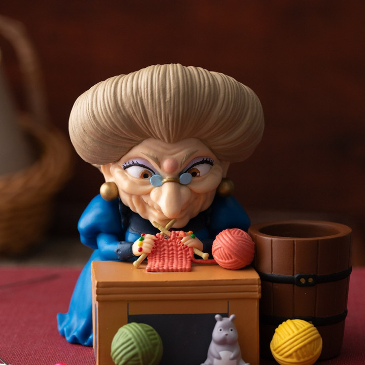 Figurine pot à crayon Yubaba tricote - Le Voyage de Chihiro