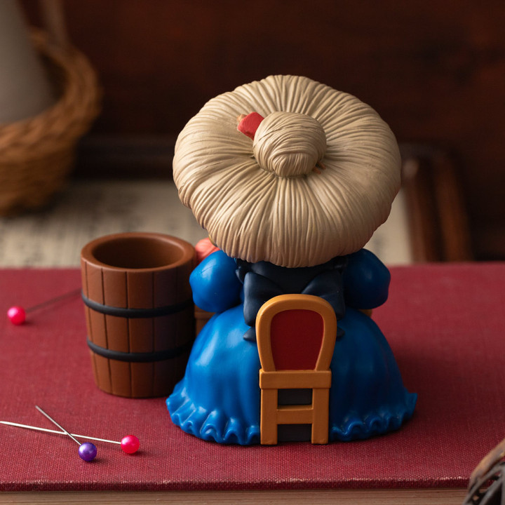 Figurine pot à crayon Yubaba tricote - Le Voyage de Chihiro