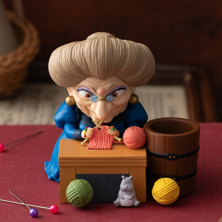 Figurine pot à crayon Yubaba tricote - Le Voyage de Chihiro